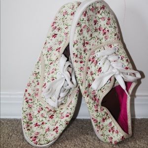 cream sneaks with pink flowers 🌺 🌸